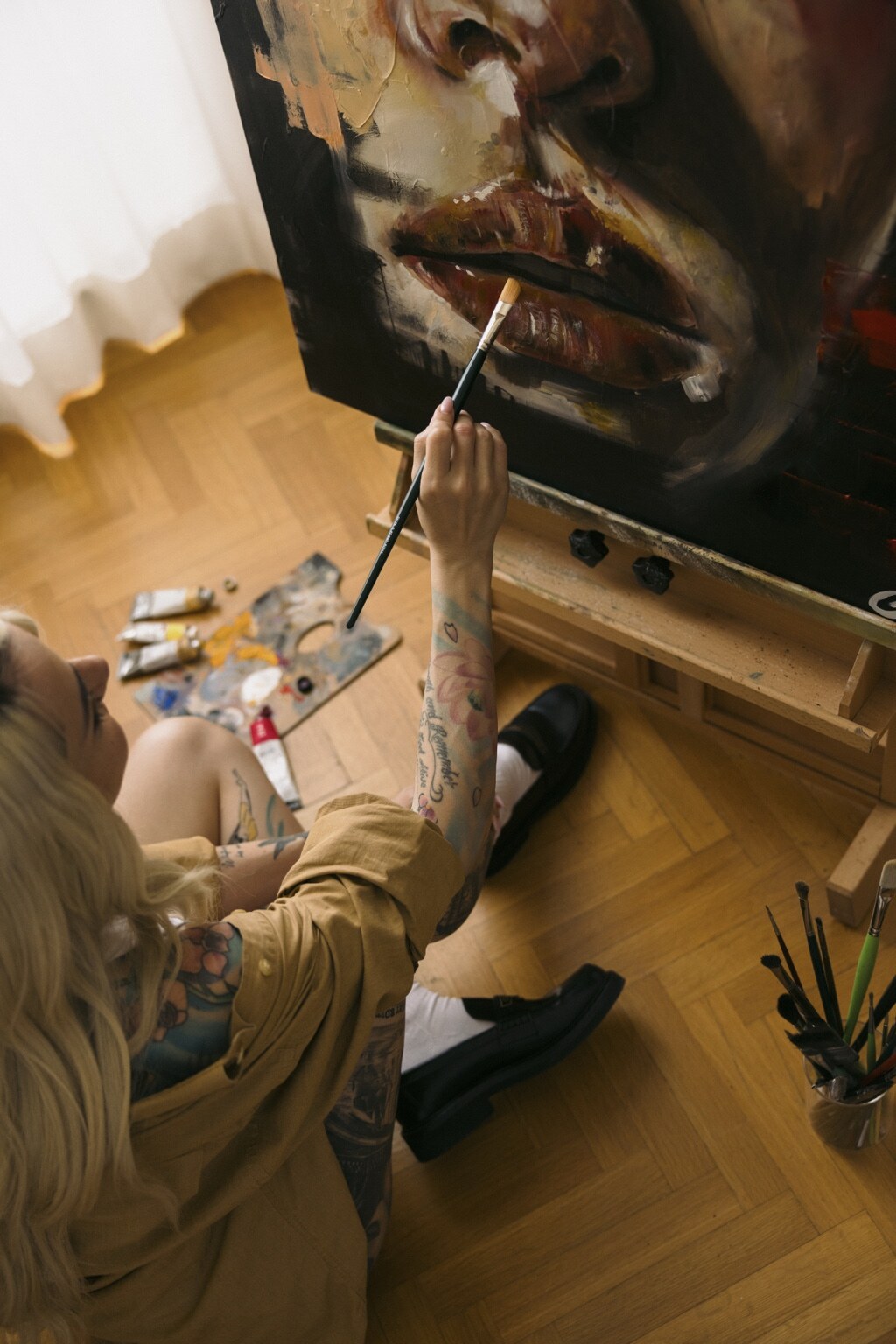Vanessa Patitucci painting in her studio